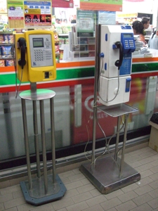 Telefonzellen vor Supermarkt
