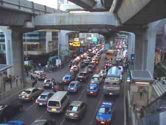 Skytrain an der Silom Road