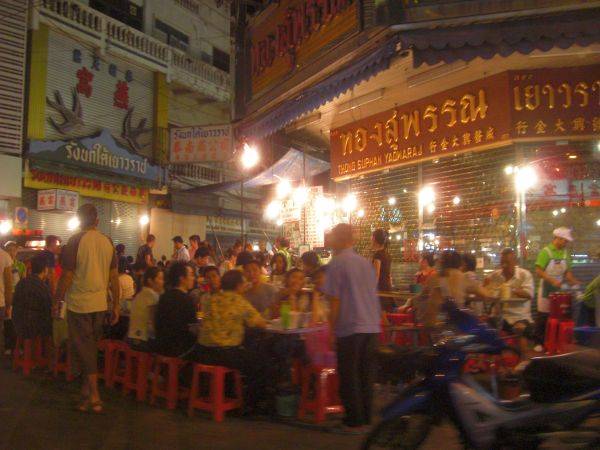 Charoen Krung Road bei Nacht