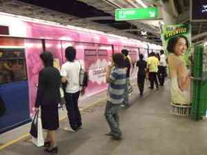 Skytrain einsteigen