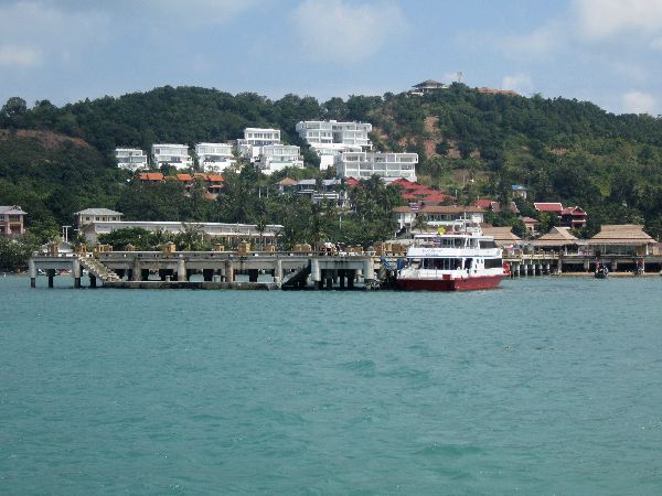 Big Buddha Beach mit Pier und Wohnanlage