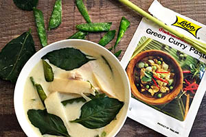 Grünes Thai Curry mit Huhn, Bambus, Zuckerschoten, Bohnen