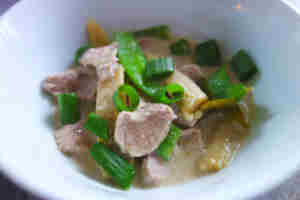 Grünes Thai Curry mit Schwein und Mais