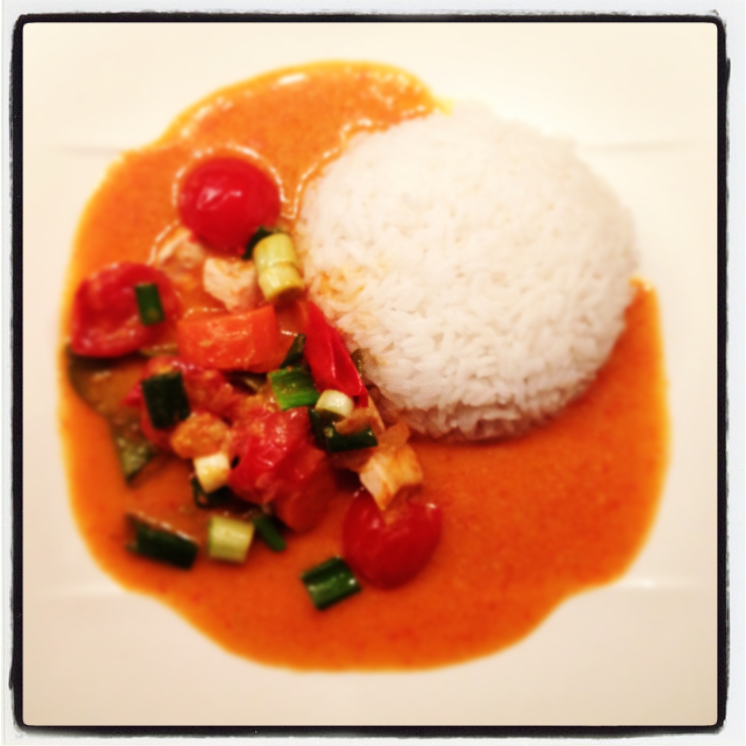 Rotes Thai Curry mit Huhn und Kokosmilch